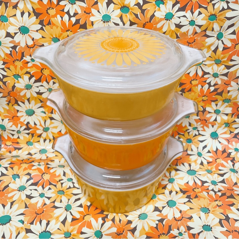 Sold Set of 3 vintage Pyrex daisy lid casserole dish set